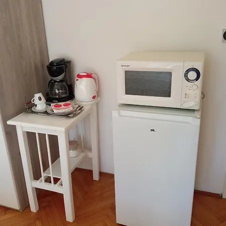 Room With Terrace, Just 3 Mins From The Beach