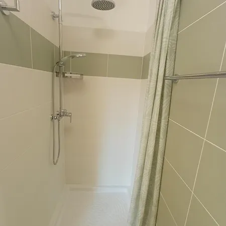 بيت ضيافة Room With Terrace, Just 3 Mins From The Beach 3*