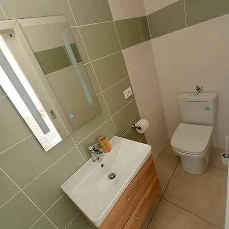 Room With Terrace, Just 3 Mins From The Beach روفينج