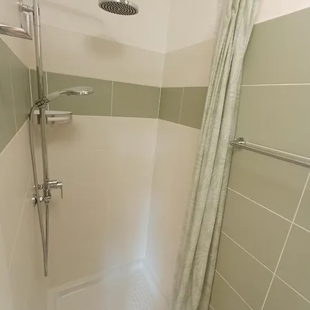 Room With Terrace, Just 3 Mins From The Beach روفينج